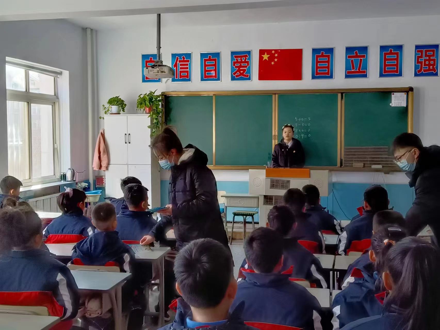 弘扬雷锋精神 普法宣传进校园